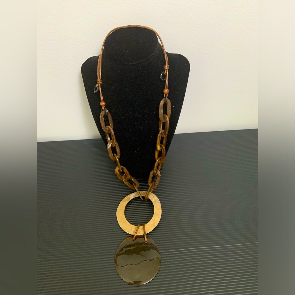 NWT resin necklace